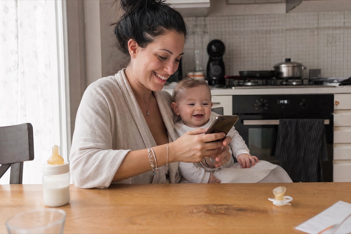 Mamma in congedo che usa il bot Telegram AmazioBay per microattivita digitali